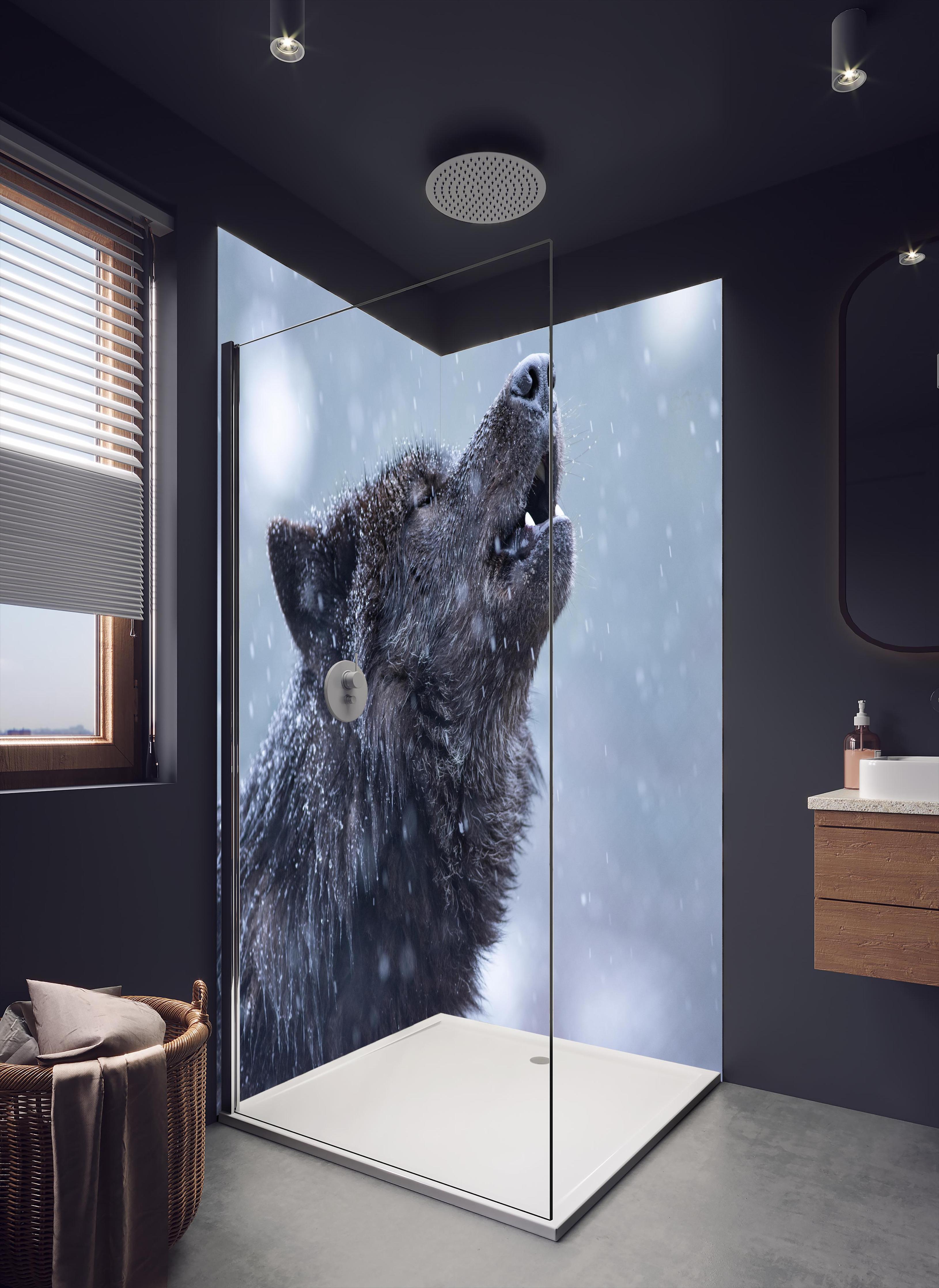 Duschrückwand - Heulender Wolf im Winter in dunklem Badezimmer mit Regenduschkopf