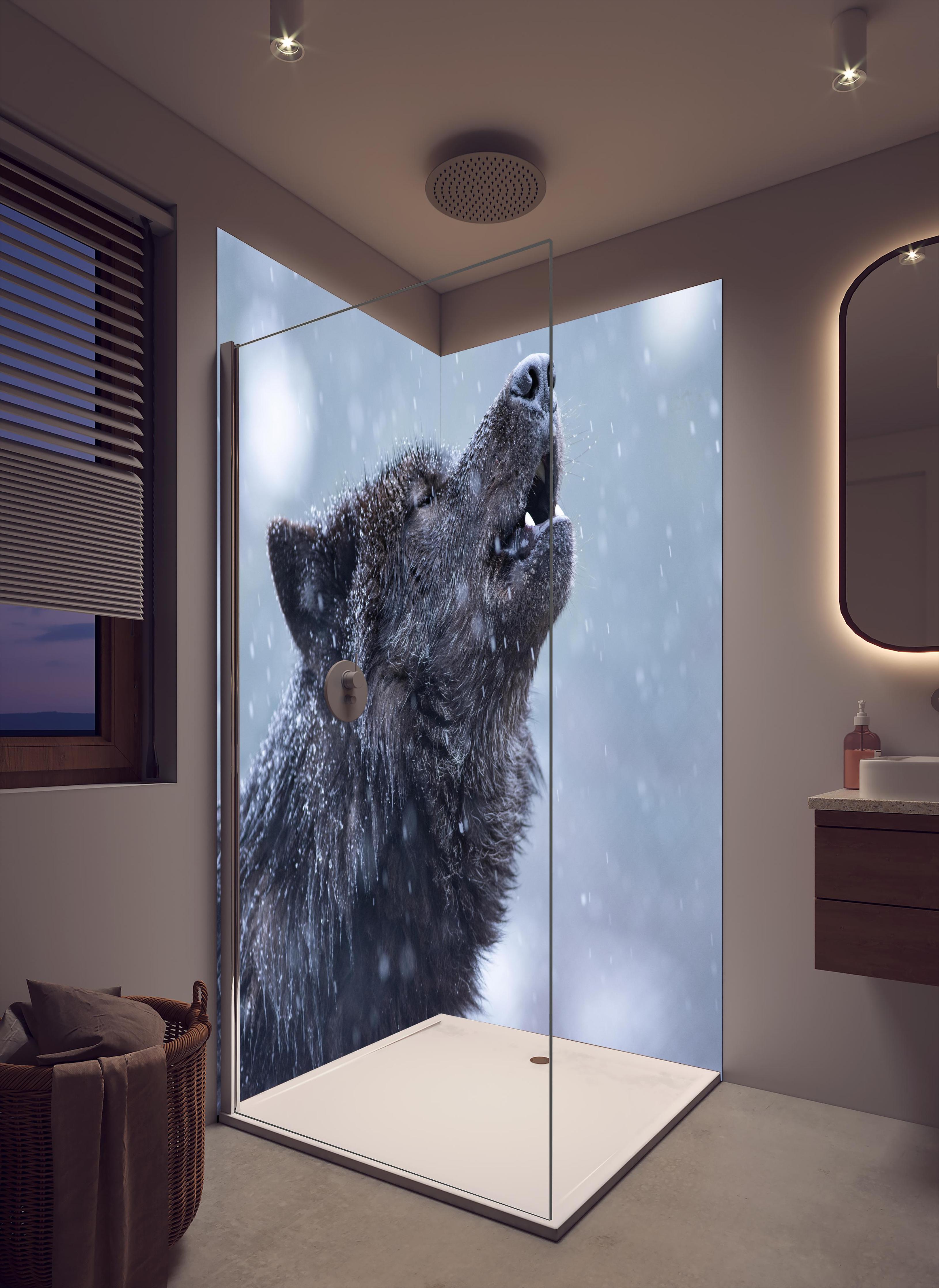 Duschrückwand - Heulender Wolf im Winter in cremefarbenem Badezimmer mit Regenduschkopf