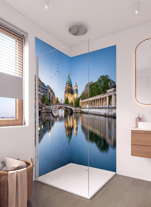 Duschrückwand - Historischer Anblick Berliner Dom in hellem Badezimmer mit Regenduschkopf  - zweiteilige Eck-Duschrückwand