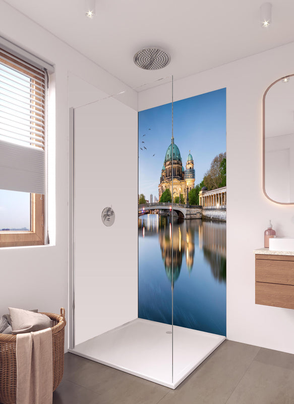 Duschrückwand - Historischer Anblick Berliner Dom in hellem Badezimmer mit Regenduschkopf - einteilige Duschrückwand