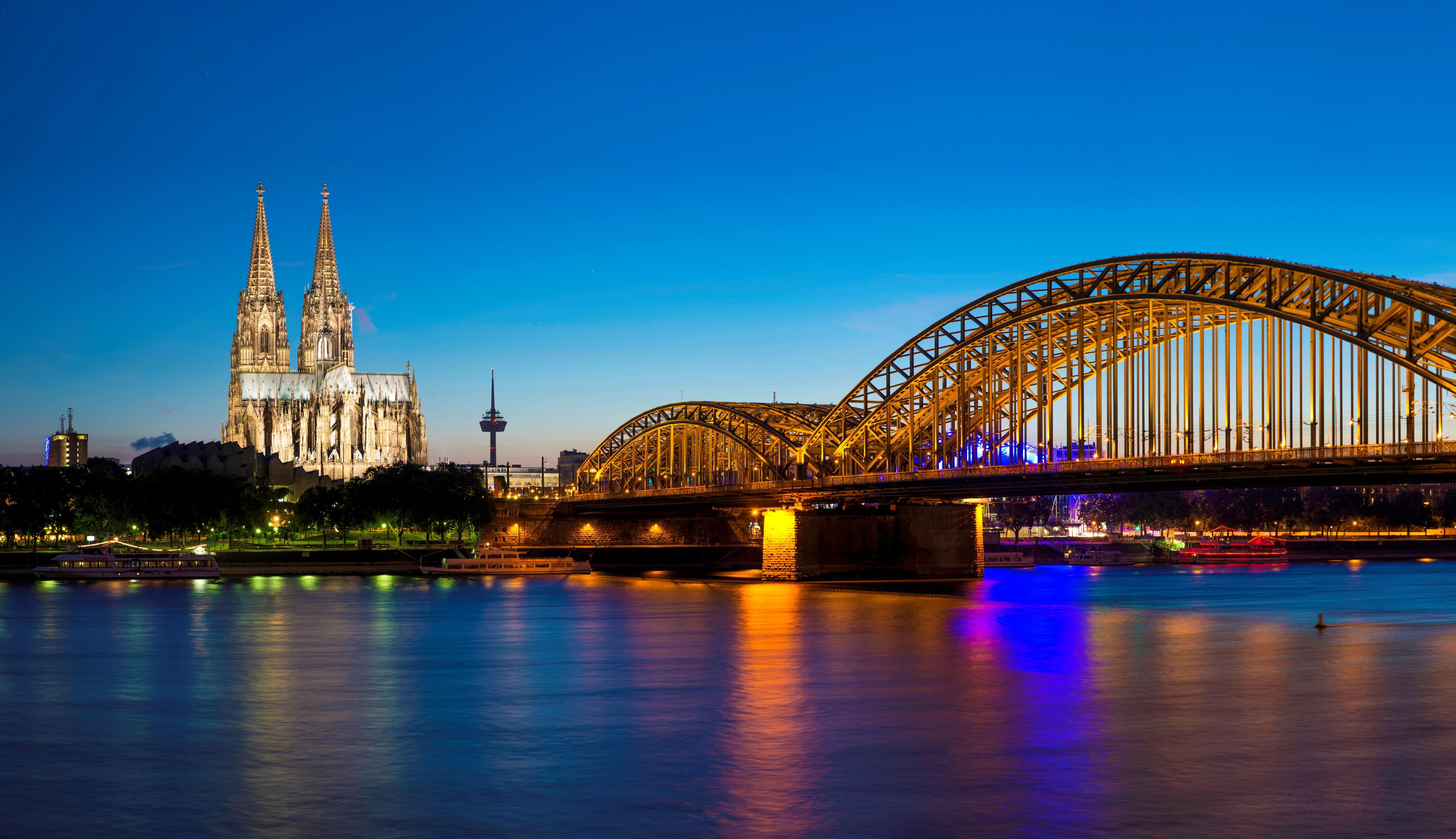 Duschrückwand-Hohenzollern Brücke Köln in der Nacht