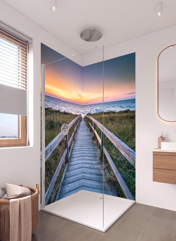 Duschrückwand - Holzsteg am Strand in hellem Badezimmer mit Regenduschkopf  - zweiteilige Eck-Duschrückwand