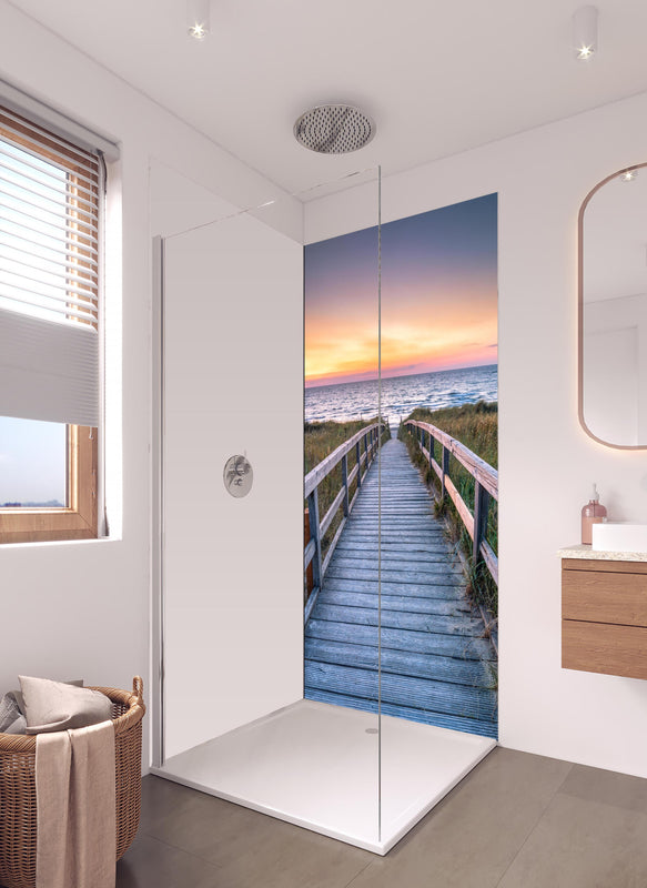 Duschrückwand - Holzsteg am Strand in hellem Badezimmer mit Regenduschkopf - einteilige Duschrückwand