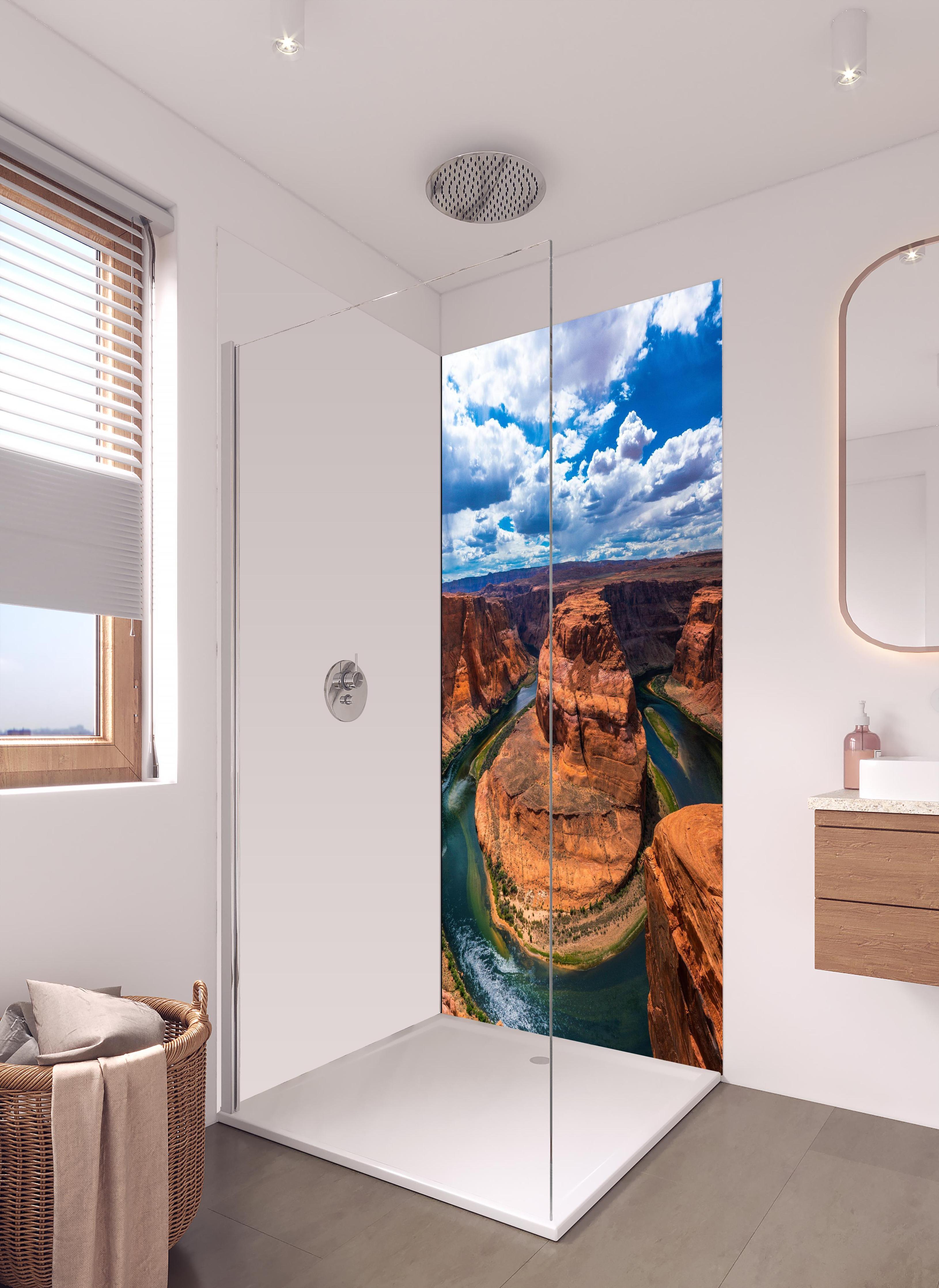Duschrückwand - Horseshoe Bend Tal in Arizona bei Tag in hellem Badezimmer mit Regenduschkopf - einteilige Duschrückwand