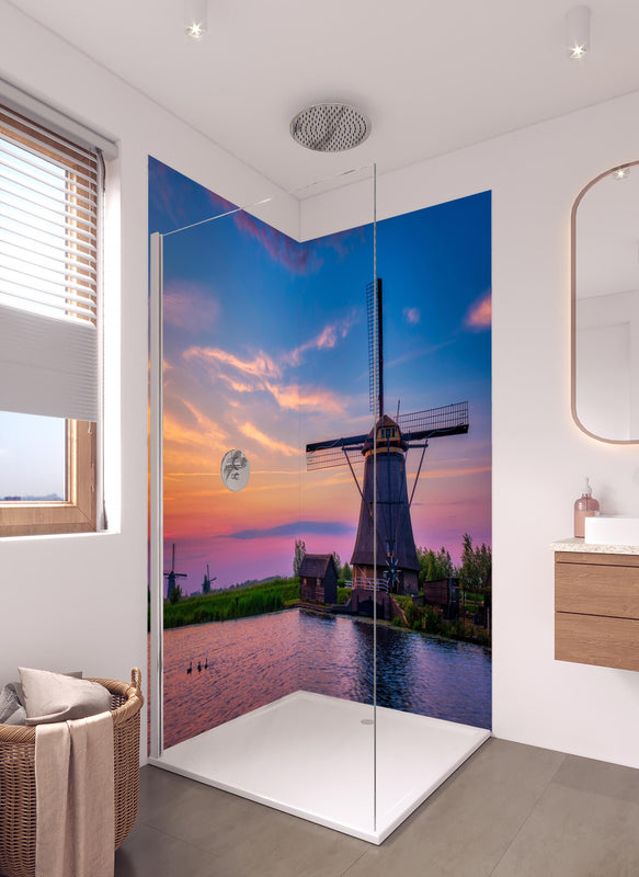 Duschrückwand - Idyllische Windmühlen in Kinderdijk in hellem Badezimmer mit Regenduschkopf  - zweiteilige Eck-Duschrückwand