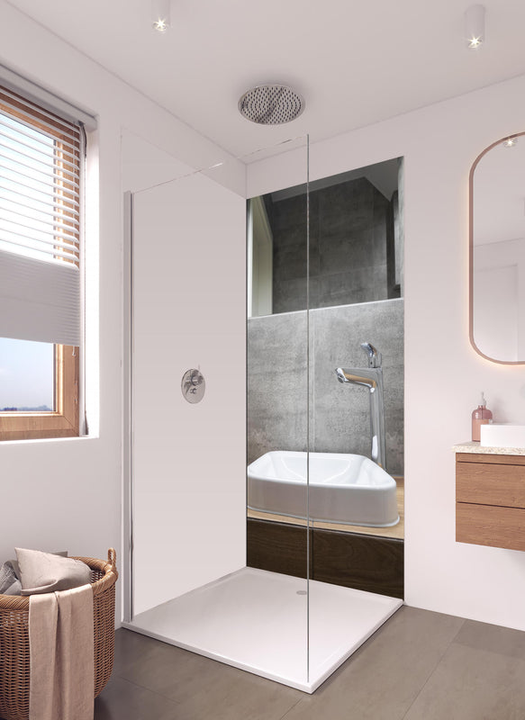Duschrückwand - Interieur eines modernen Badezimmers in hellem Badezimmer mit Regenduschkopf - einteilige Duschrückwand