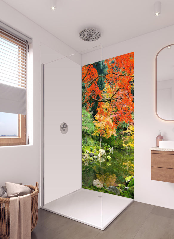 Duschrückwand - Japanischer Garten im Herbst in hellem Badezimmer mit Regenduschkopf - einteilige Duschrückwand