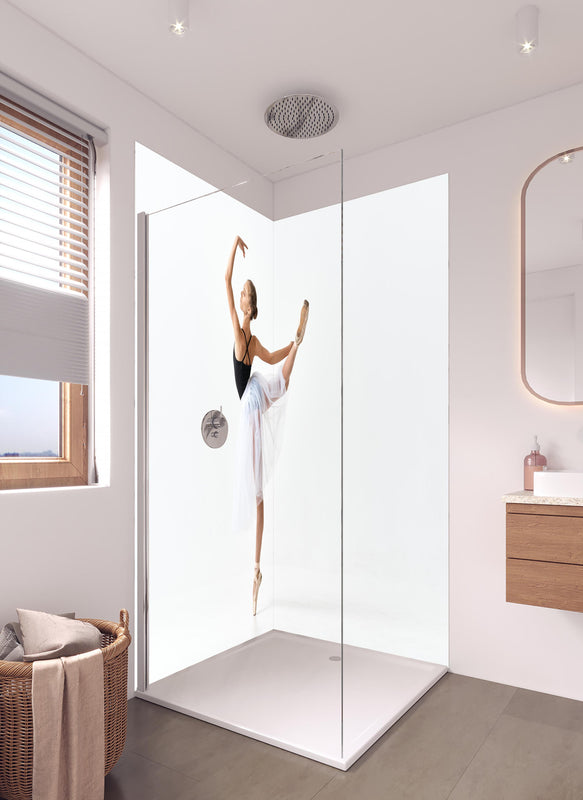 Duschrückwand - Junge Tänzerin in Aktion in hellem Badezimmer mit Regenduschkopf  - zweiteilige Eck-Duschrückwand