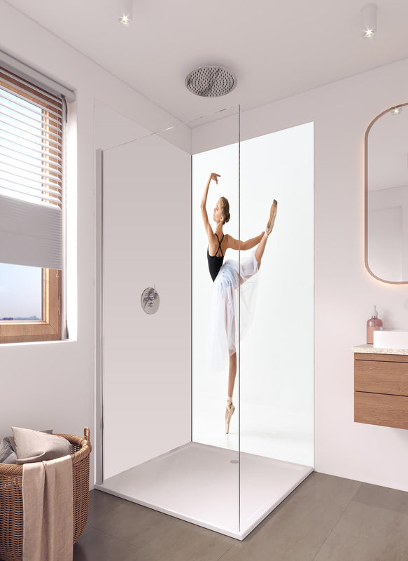 Duschrückwand - Junge Tänzerin in Aktion in hellem Badezimmer mit Regenduschkopf - einteilige Duschrückwand