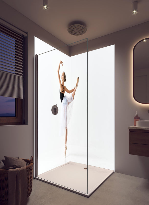 Duschrückwand - Junge Tänzerin in Aktion in cremefarbenem Badezimmer mit Regenduschkopf