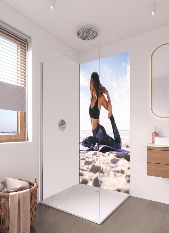 Duschrückwand - Junges Mädchen in King Pigeon Yoga Pose am Strand in hellem Badezimmer mit Regenduschkopf - einteilige Duschrückwand