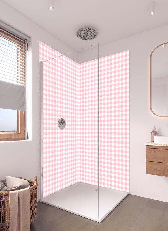 Duschrückwand - Kariertes Vichy Pastellrosa Muster mit weißem Hintergrund in hellem Badezimmer mit Regenduschkopf  - zweiteilige Eck-Duschrückwand