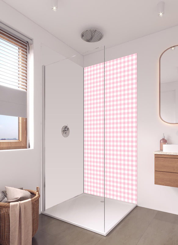 Duschrückwand - Kariertes Vichy Pastellrosa Muster mit weißem Hintergrund in hellem Badezimmer mit Regenduschkopf - einteilige Duschrückwand