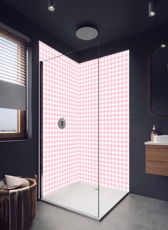 Duschrückwand - Kariertes Vichy Pastellrosa Muster mit weißem Hintergrund in dunklem Badezimmer mit Regenduschkopf