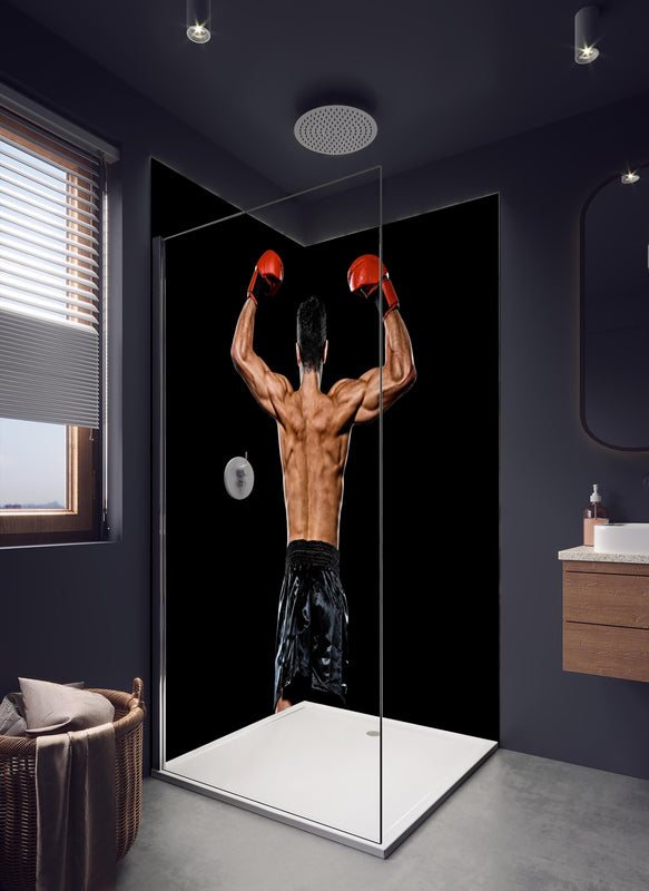 Duschrückwand - Kaukasischer Boxer auf schwarzem Hintergrund in dunklem Badezimmer mit Regenduschkopf