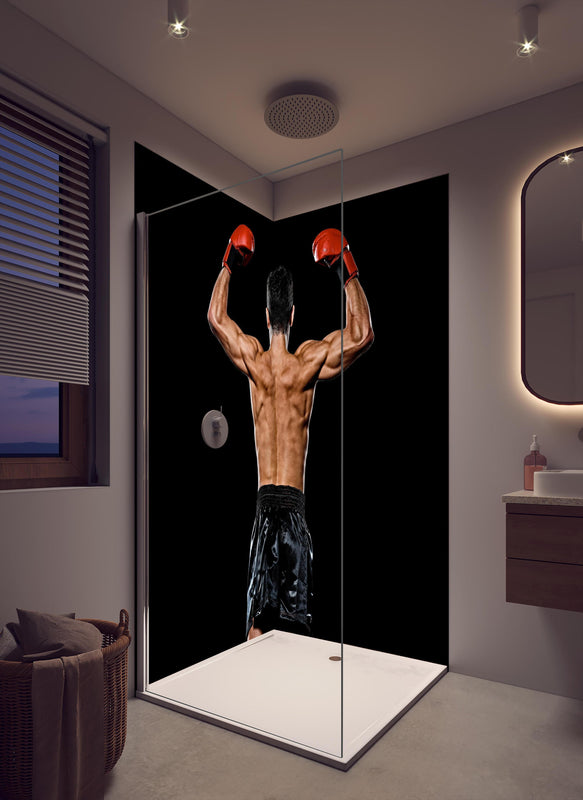 Duschrückwand - Kaukasischer Boxer auf schwarzem Hintergrund in cremefarbenem Badezimmer mit Regenduschkopf