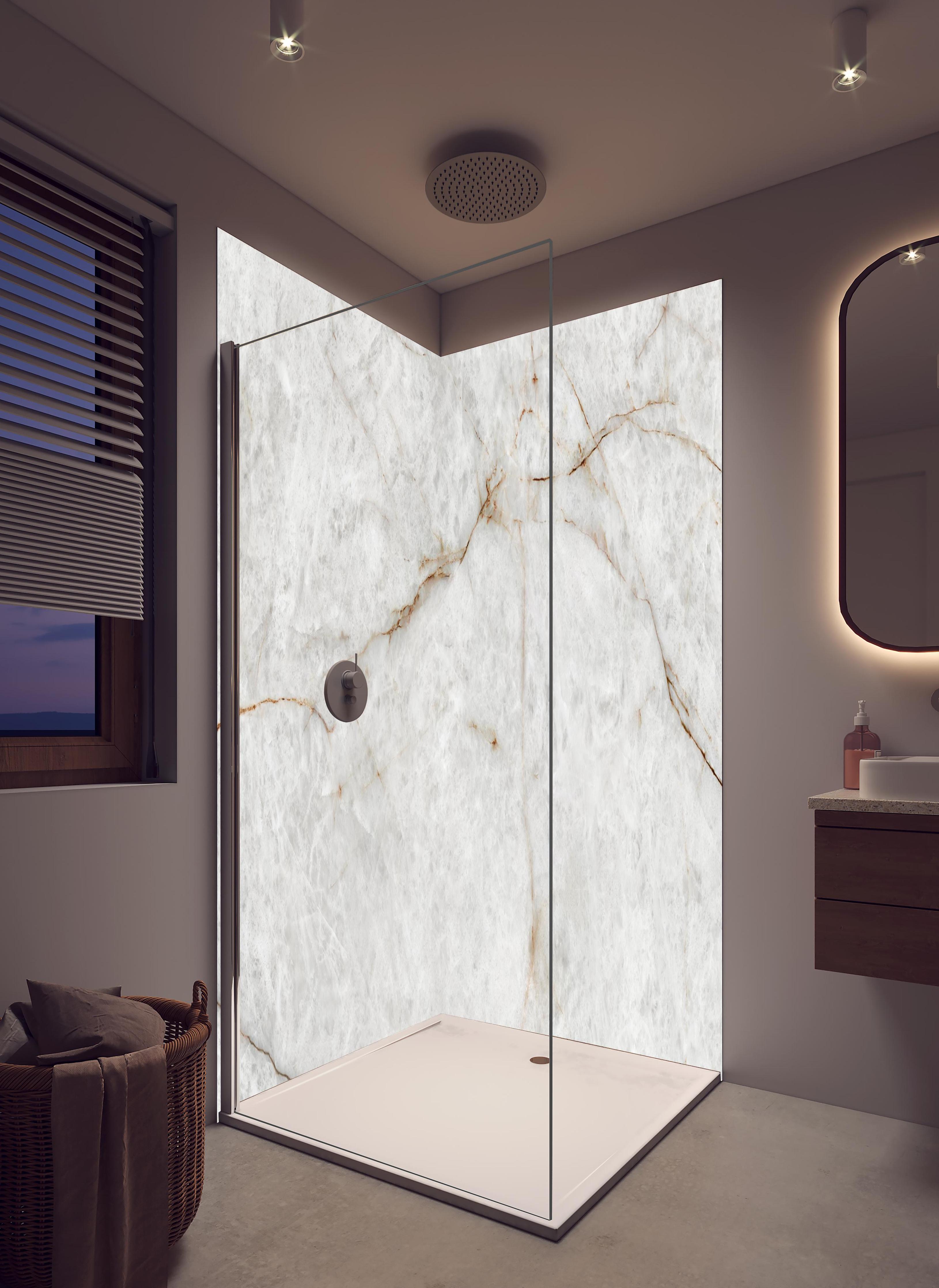 Duschrückwand - Keramik Marble Gold in cremefarbenem Badezimmer mit Regenduschkopf