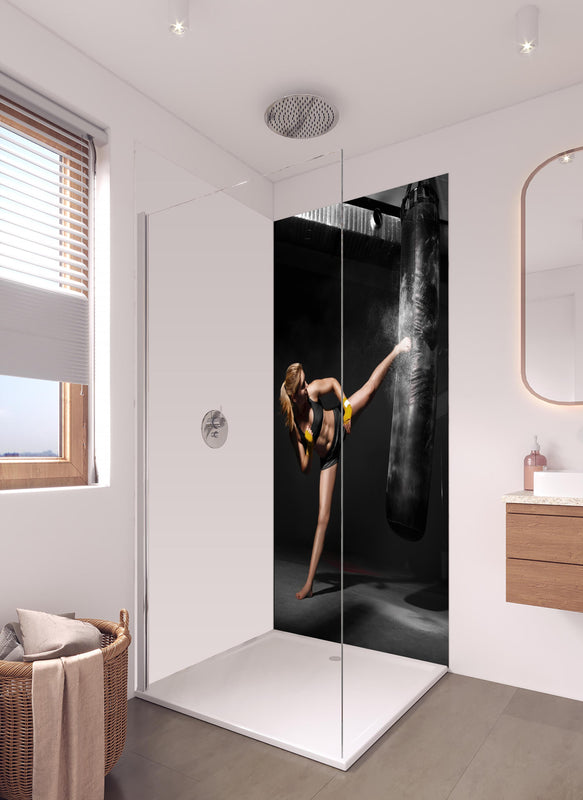 Duschrückwand - Kickboxen Sport 2 in hellem Badezimmer mit Regenduschkopf - einteilige Duschrückwand