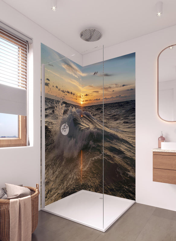Duschrückwand - Kleine Windwelle bei Sonnenuntergang in hellem Badezimmer mit Regenduschkopf  - zweiteilige Eck-Duschrückwand