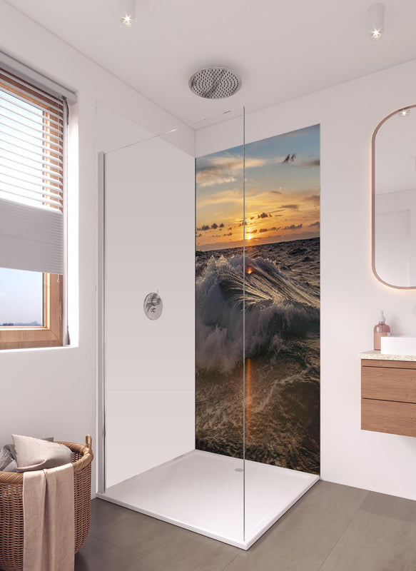 Duschrückwand - Kleine Windwelle bei Sonnenuntergang in hellem Badezimmer mit Regenduschkopf - einteilige Duschrückwand