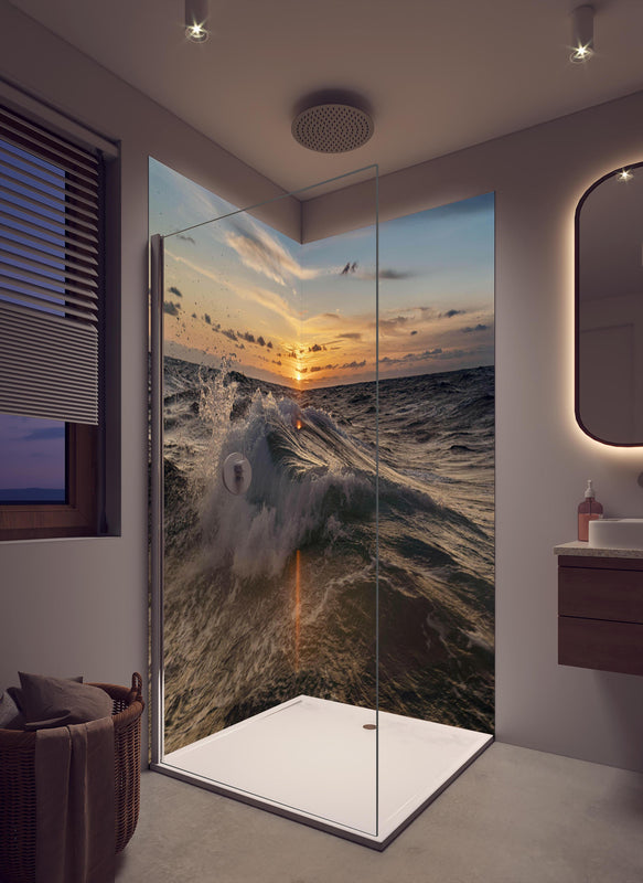 Duschrückwand - Kleine Windwelle bei Sonnenuntergang in cremefarbenem Badezimmer mit Regenduschkopf