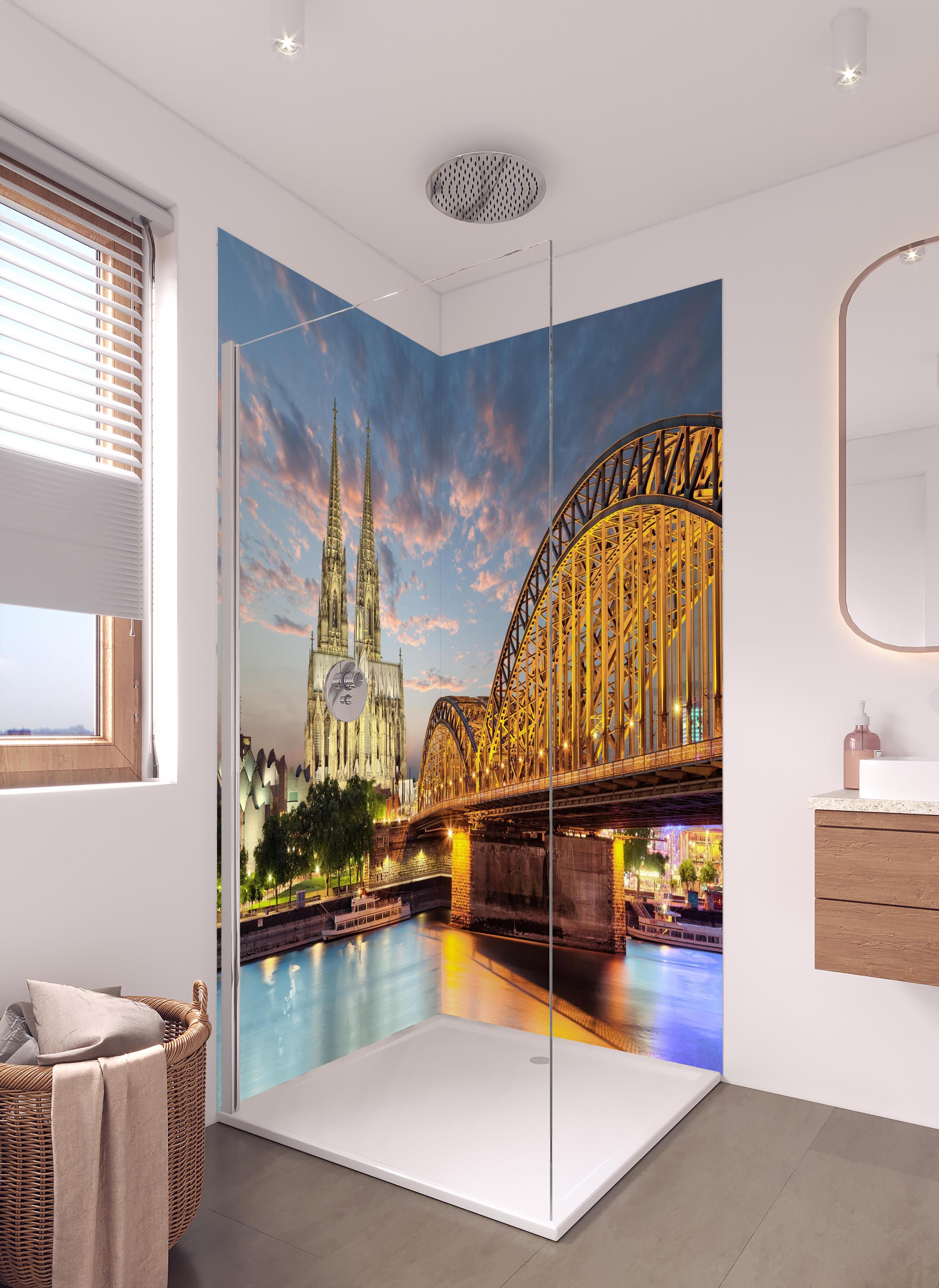 Duschrückwand - Köln Dom am Rhein mit Brücke in hellem Badezimmer mit Regenduschkopf  - zweiteilige Eck-Duschrückwand