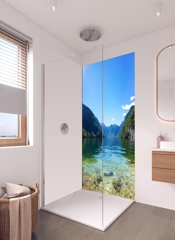 Duschrückwand - Königsee & Berge in Alpen in hellem Badezimmer mit Regenduschkopf - einteilige Duschrückwand