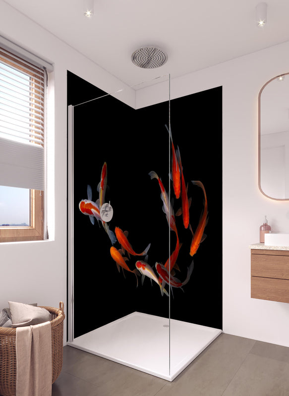 Duschrückwand - Koi Fische auf schwarzem Hintergrund in hellem Badezimmer mit Regenduschkopf  - zweiteilige Eck-Duschrückwand