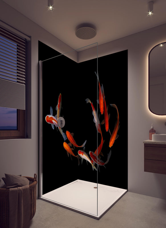 Duschrückwand - Koi Fische auf schwarzem Hintergrund in cremefarbenem Badezimmer mit Regenduschkopf