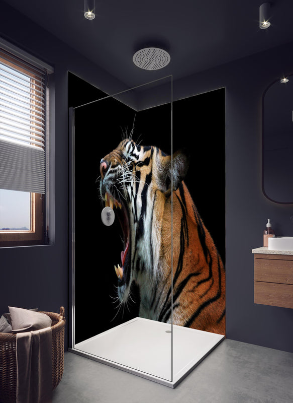 Duschrückwand - Kopf eines Sumatra-Tigers in dunklem Badezimmer mit Regenduschkopf