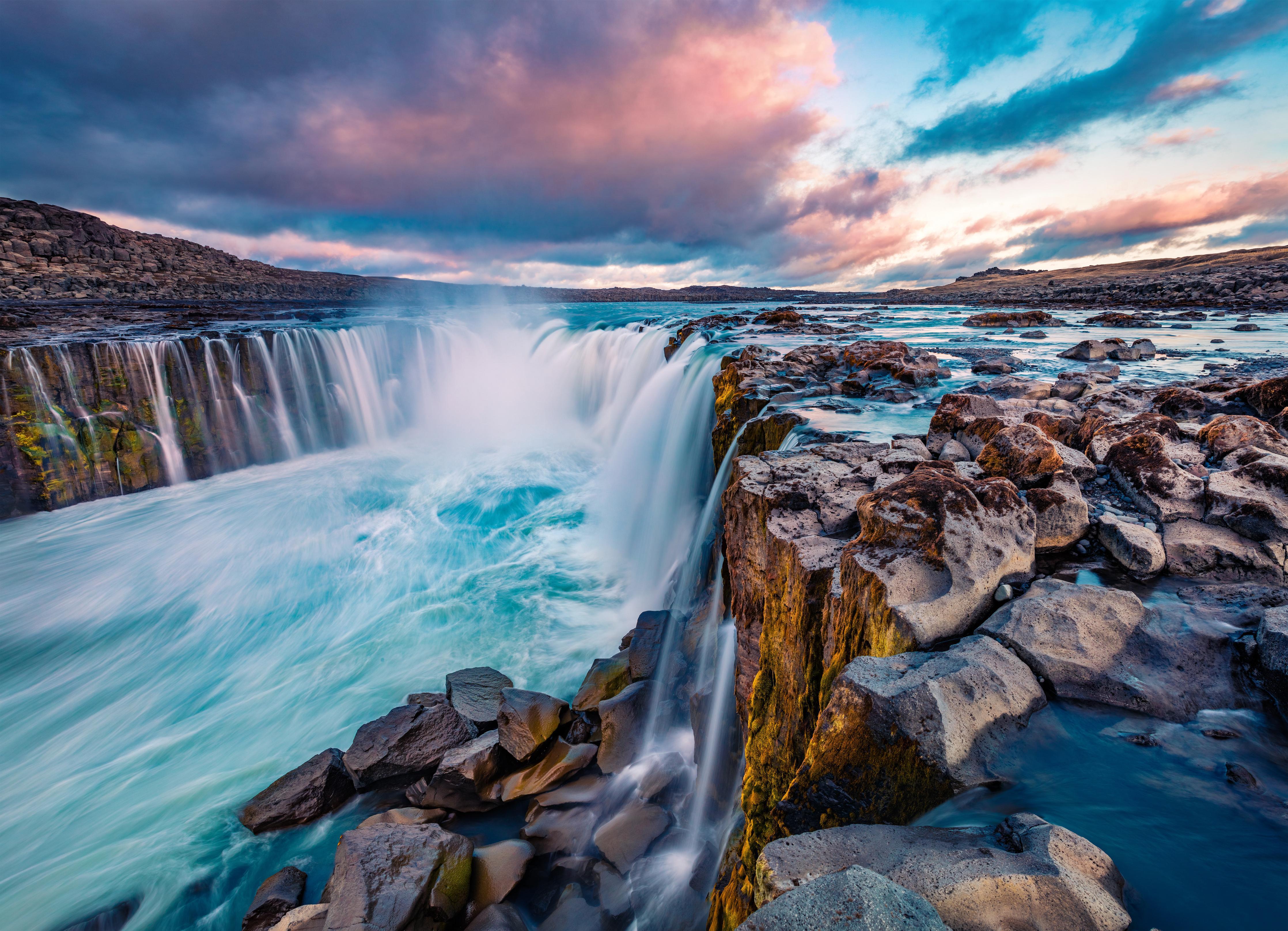 Duschrückwand-Kraftvolle Sommeransicht des Selfoss-Wasserfalls