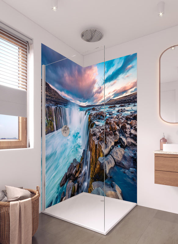 Duschrückwand - Kraftvolle Sommeransicht des Selfoss-Wasserfalls in hellem Badezimmer mit Regenduschkopf  - zweiteilige Eck-Duschrückwand