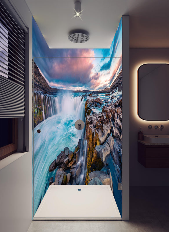 Duschrückwand - Kraftvolle Sommeransicht des Selfoss-Wasserfalls in luxuriöser Dusche mit Regenduschkopf