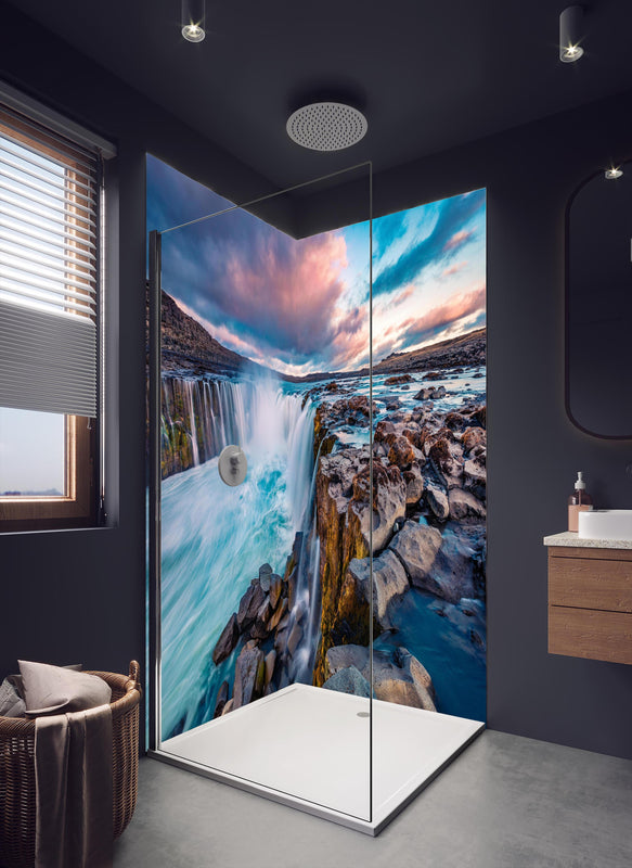 Duschrückwand - Kraftvolle Sommeransicht des Selfoss-Wasserfalls in dunklem Badezimmer mit Regenduschkopf