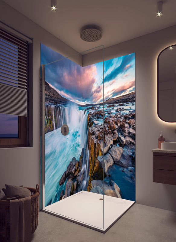 Duschrückwand - Kraftvolle Sommeransicht des Selfoss-Wasserfalls in cremefarbenem Badezimmer mit Regenduschkopf