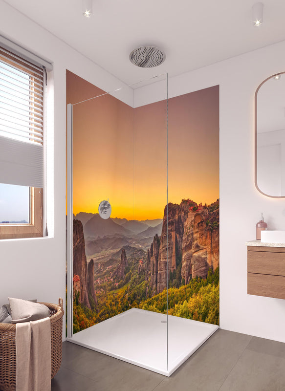 Duschrückwand - Landschaft mit Klöstern und Felsformationen in hellem Badezimmer mit Regenduschkopf  - zweiteilige Eck-Duschrückwand