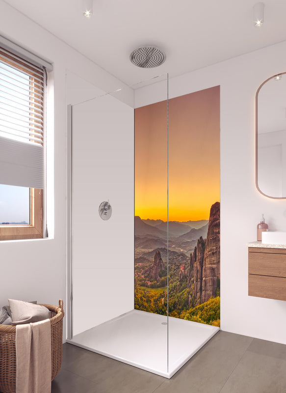 Duschrückwand - Landschaft mit Klöstern und Felsformationen in hellem Badezimmer mit Regenduschkopf - einteilige Duschrückwand