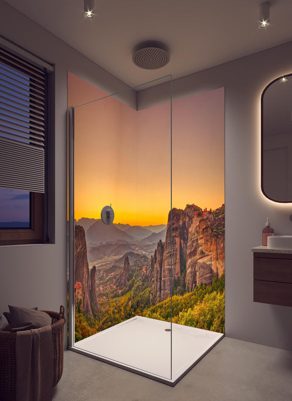 Duschrückwand - Landschaft mit Klöstern und Felsformationen in cremefarbenem Badezimmer mit Regenduschkopf