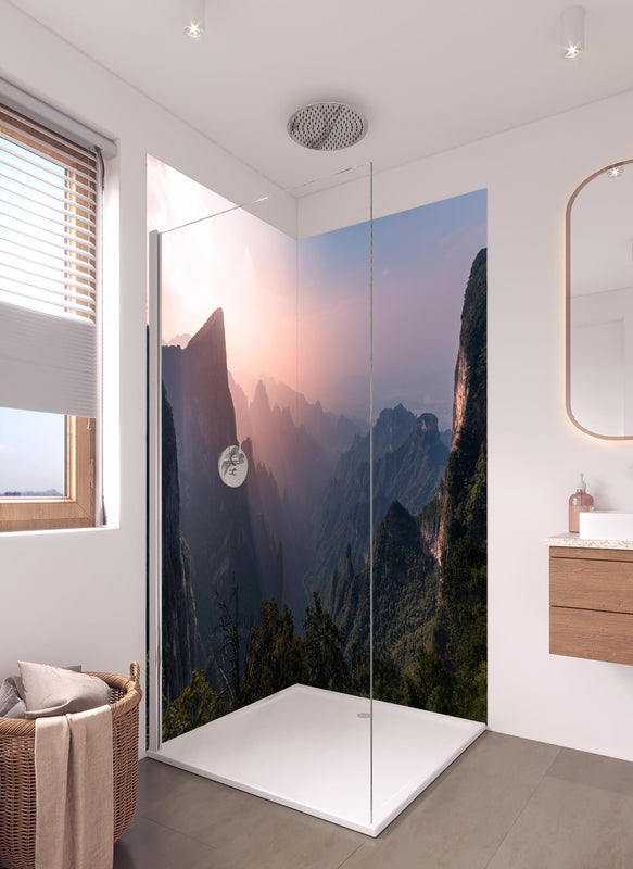 Duschrückwand - Landschaftsblick - Berg Tianmen in hellem Badezimmer mit Regenduschkopf  - zweiteilige Eck-Duschrückwand