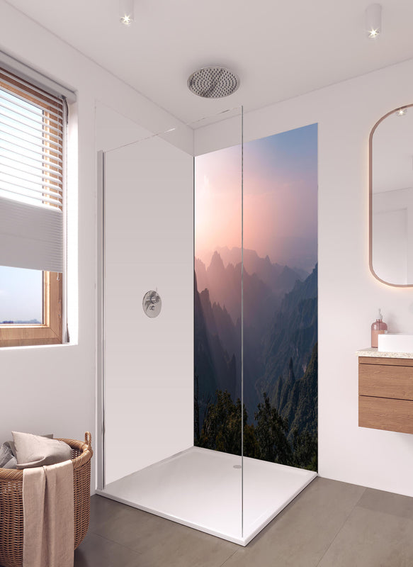 Duschrückwand - Landschaftsblick - Berg Tianmen in hellem Badezimmer mit Regenduschkopf - einteilige Duschrückwand