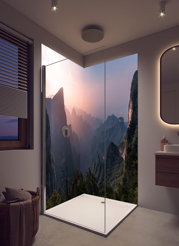 Duschrückwand - Landschaftsblick - Berg Tianmen in cremefarbenem Badezimmer mit Regenduschkopf