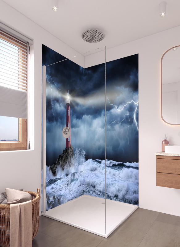 Duschrückwand - Leuchtturm Stürmisch in hellem Badezimmer mit Regenduschkopf  - zweiteilige Eck-Duschrückwand