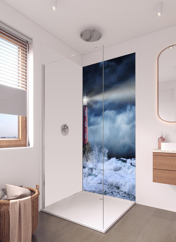 Duschrückwand - Leuchtturm Stürmisch in hellem Badezimmer mit Regenduschkopf - einteilige Duschrückwand