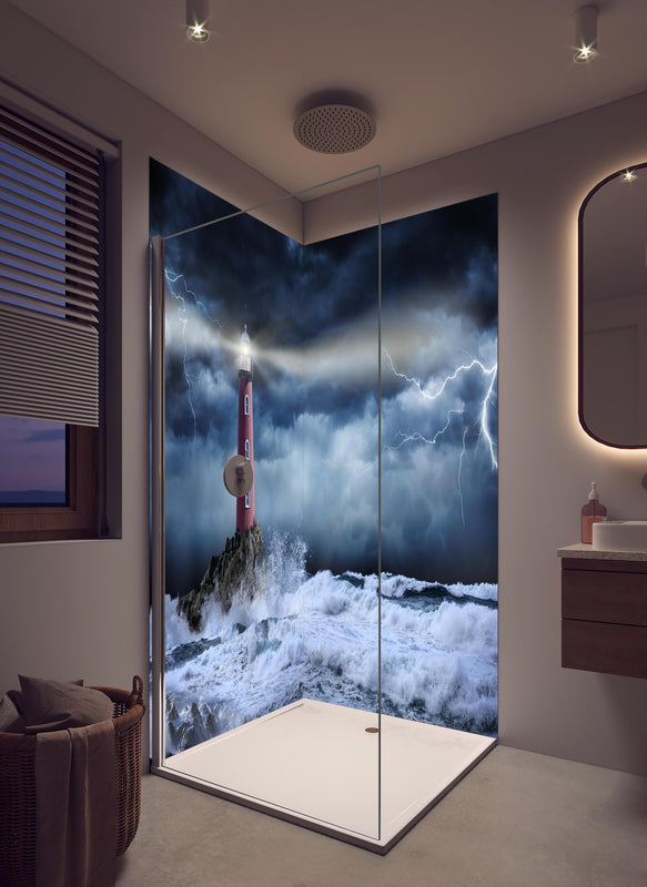Duschrückwand - Leuchtturm Stürmisch in cremefarbenem Badezimmer mit Regenduschkopf