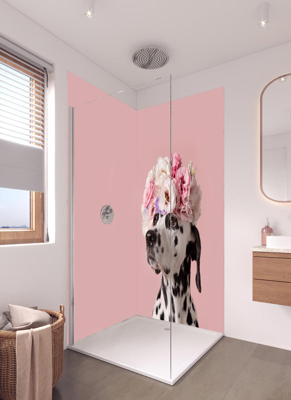 Duschrückwand - Liebenswerter Dalmatiner Hund in hellem Badezimmer mit Regenduschkopf  - zweiteilige Eck-Duschrückwand