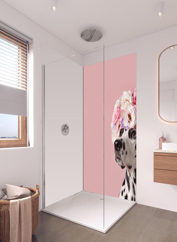 Duschrückwand - Liebenswerter Dalmatiner Hund in hellem Badezimmer mit Regenduschkopf - einteilige Duschrückwand