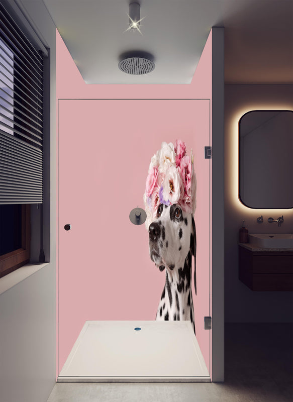 Duschrückwand - Liebenswerter Dalmatiner Hund in luxuriöser Dusche mit Regenduschkopf