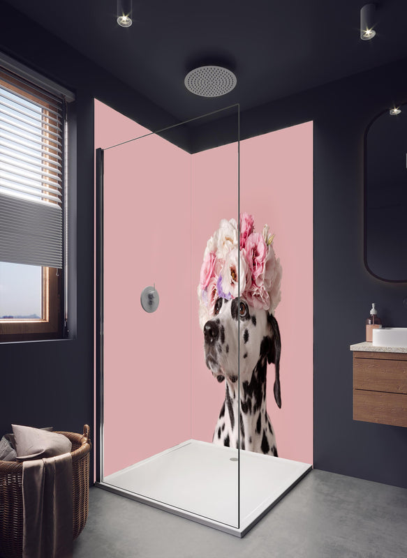 Duschrückwand - Liebenswerter Dalmatiner Hund in dunklem Badezimmer mit Regenduschkopf