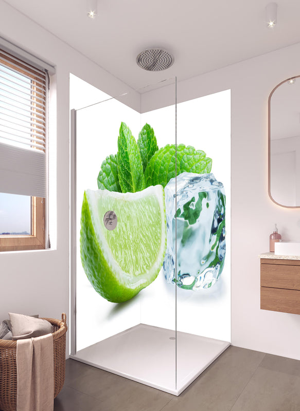 Duschrückwand - Limettenscheibe mit Eis und Minze in hellem Badezimmer mit Regenduschkopf  - zweiteilige Eck-Duschrückwand
