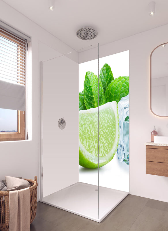 Duschrückwand - Limettenscheibe mit Eis und Minze in hellem Badezimmer mit Regenduschkopf - einteilige Duschrückwand